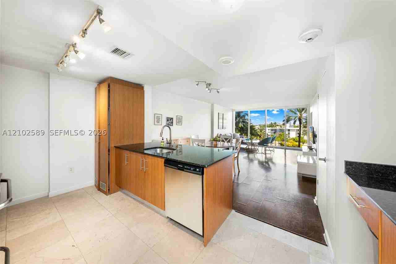 10275 Collins Ave #327 - Photo 4 of 35