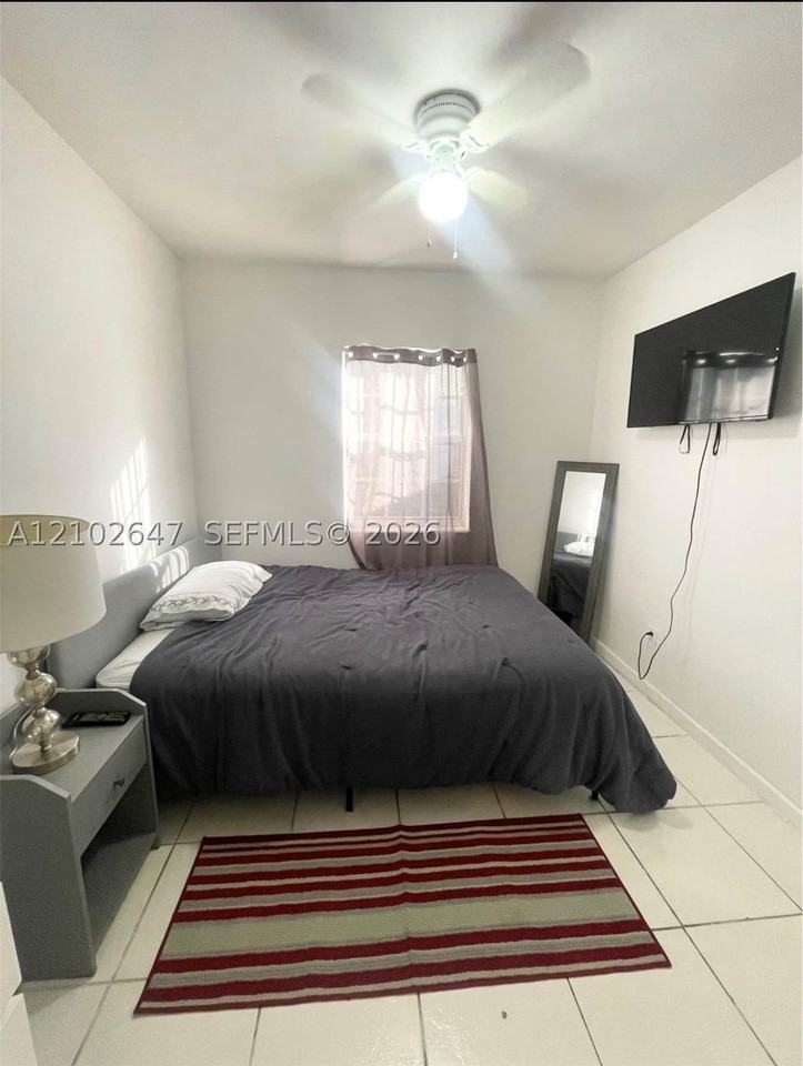 1100 Nw 11th Pl - Photo 4 of 12
