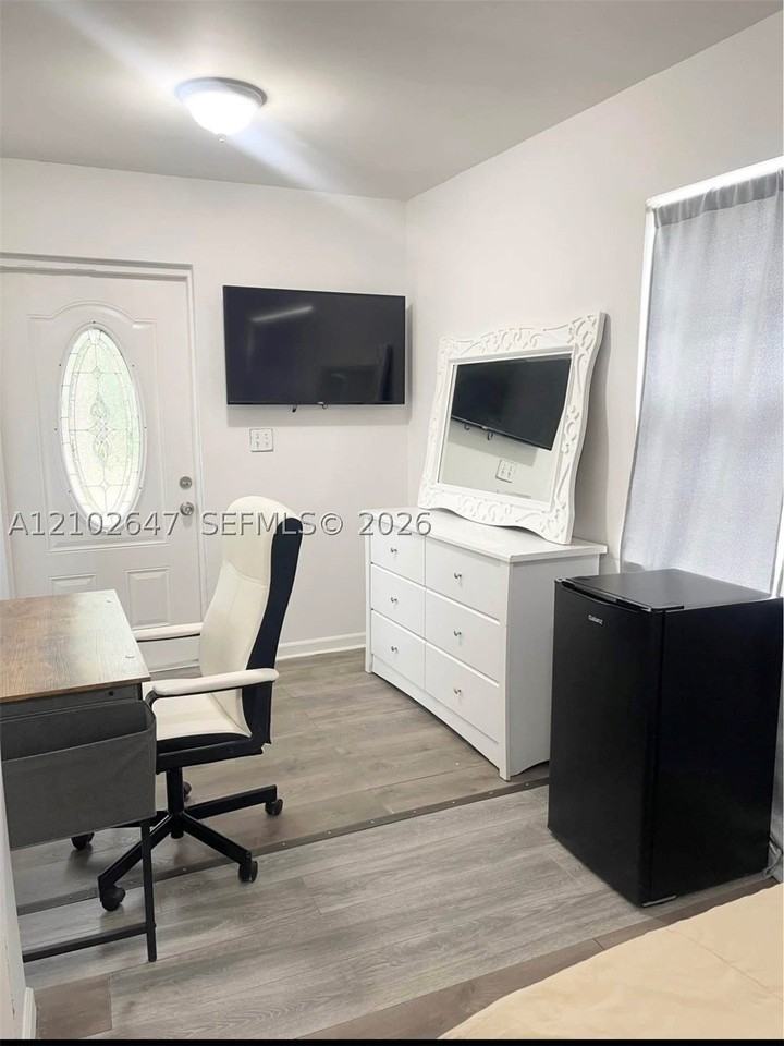 1100 Nw 11th Pl - Photo 6 of 12