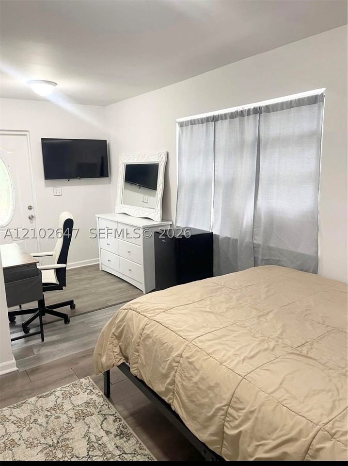1100 Nw 11th Pl - Photo 7 of 12