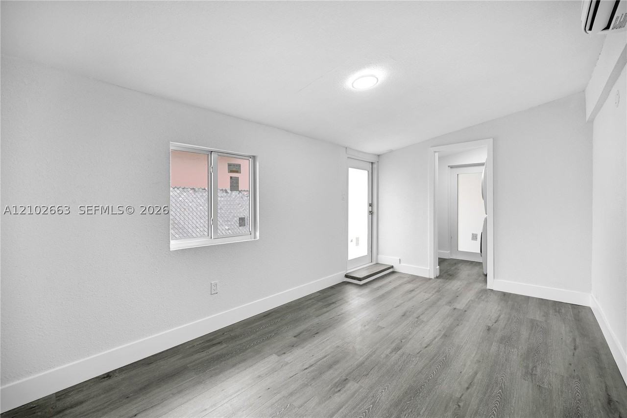 1018 Ne 7th St - Photo 5 of 44