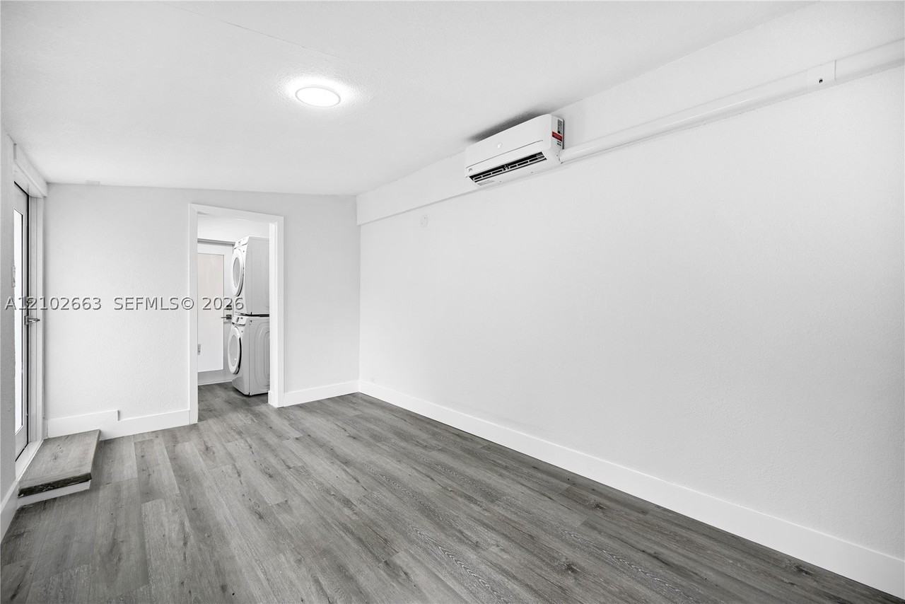 1018 Ne 7th St - Photo 6 of 44