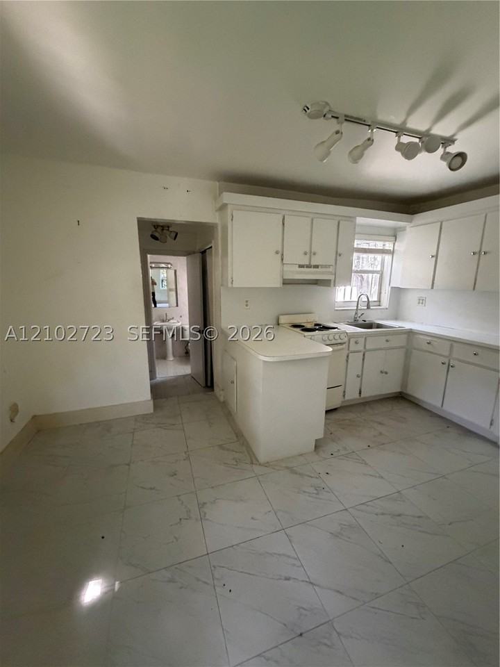 631 Ne 60th St #A - Photo 2 of 4