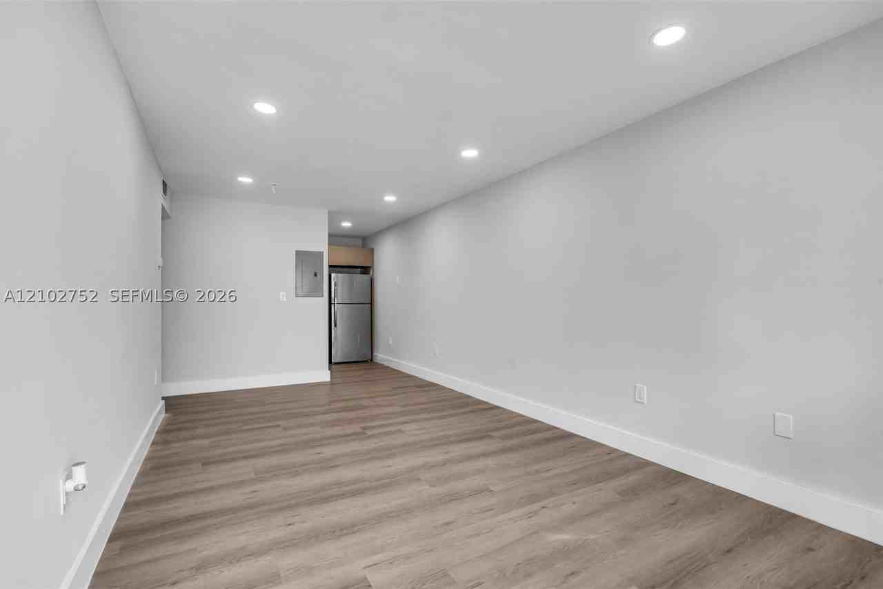 560 Ne 63rd St #4 - Photo 4 of 17