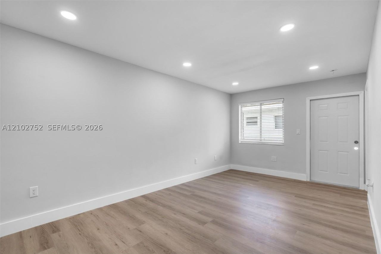 560 Ne 63rd St #4 - Photo 5 of 17