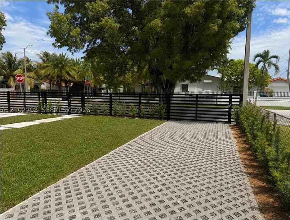 532 Sw 44th Ave #0 - Photo 6 of 24