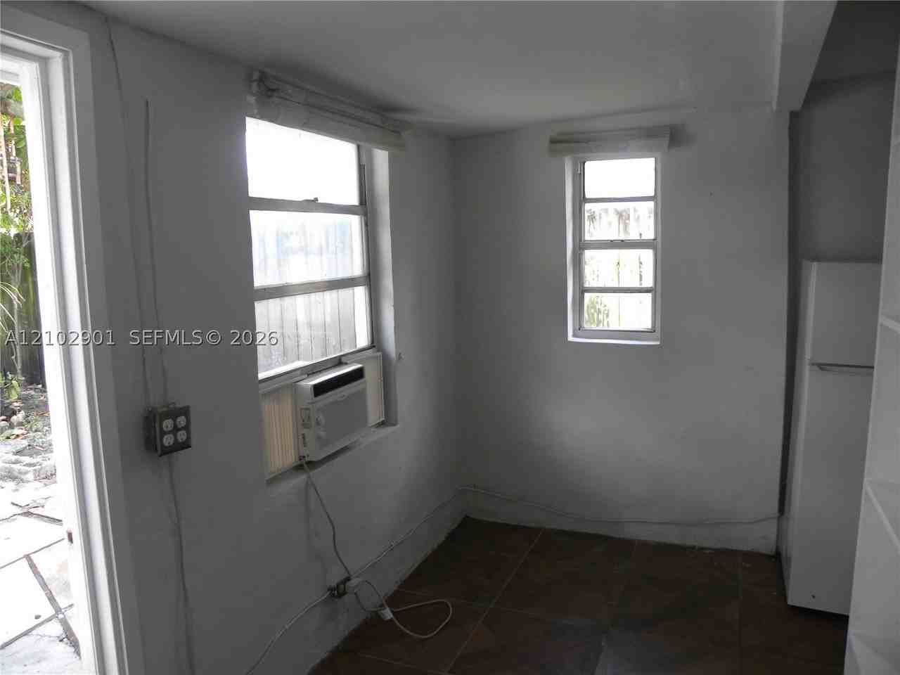 214 Nw 49th Ave #REAR - Photo 4 of 10