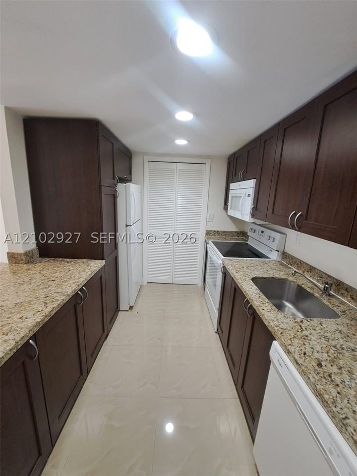 240 Lakeview Dr #106 - Photo 5 of 20