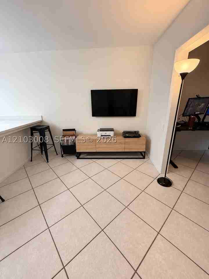 1207 Bahama Bnd #E1 - Photo 3 of 8
