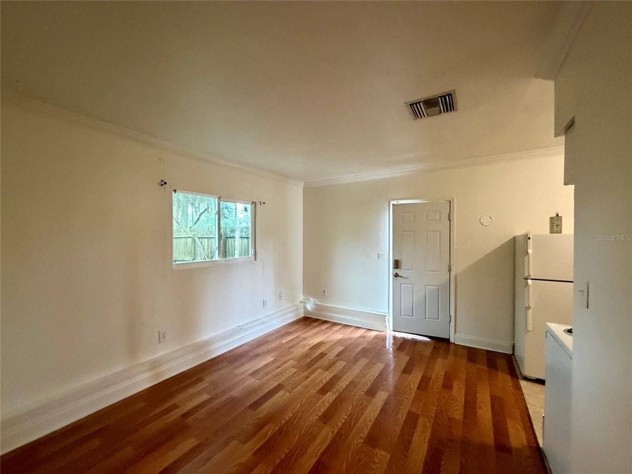 322 1/2 S Maple Ave - Photo 3 of 10