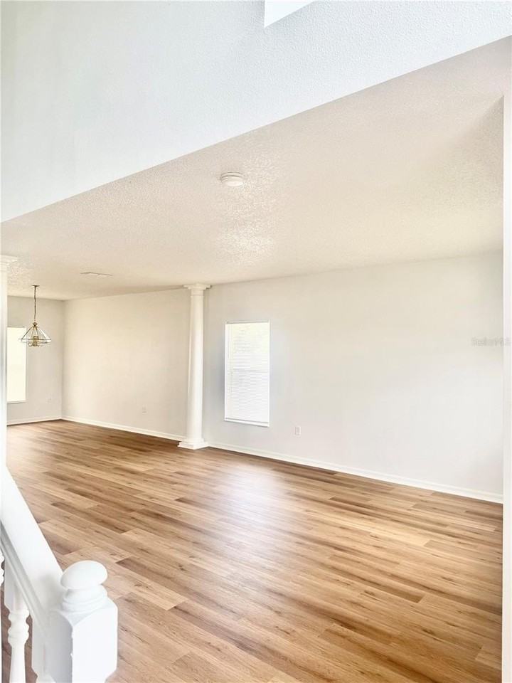 727 James Ct - Photo 5 of 36