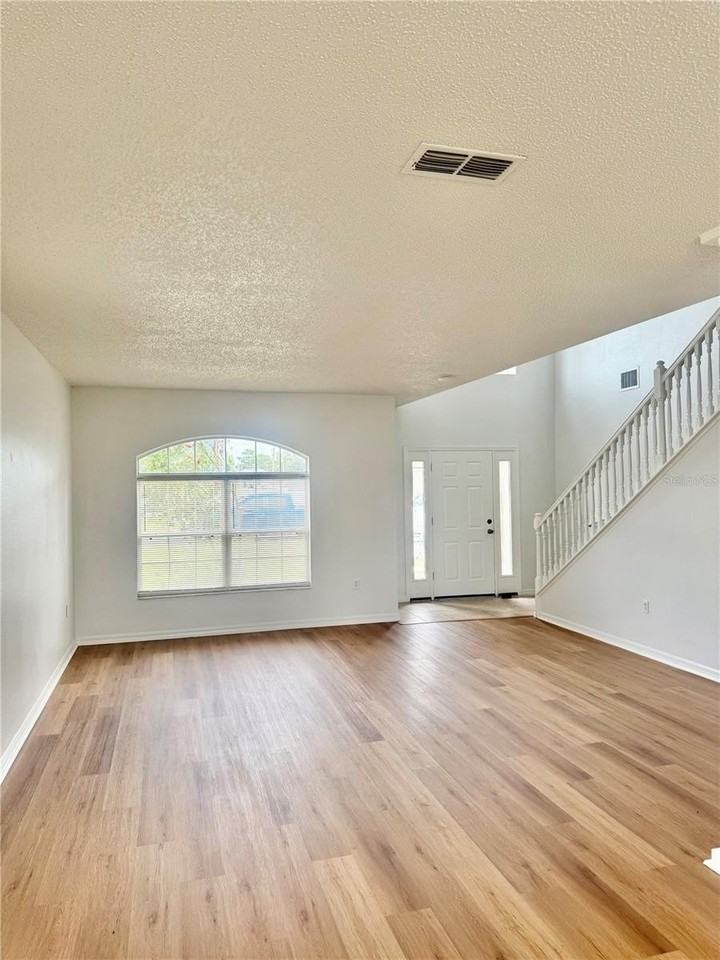 727 James Ct - Photo 7 of 36