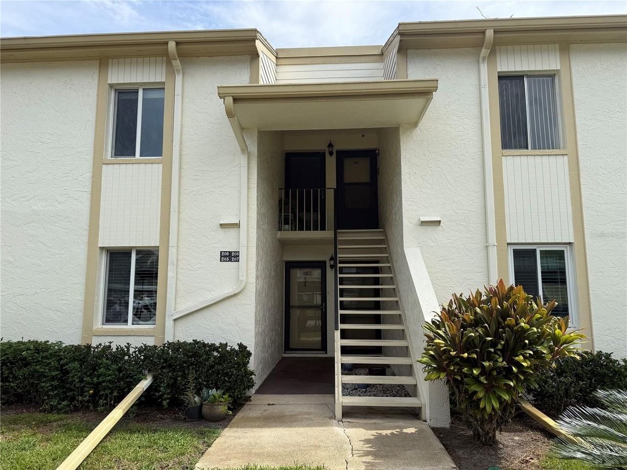 208 Cypress Ct #208 - Photo 2 of 25