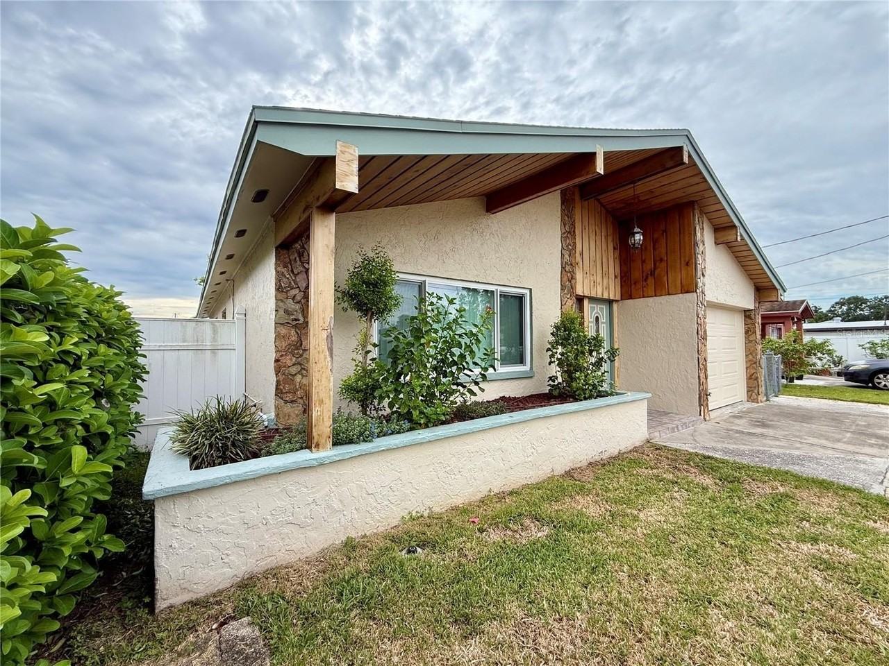 7523 Blossom Ave - Photo 4 of 36