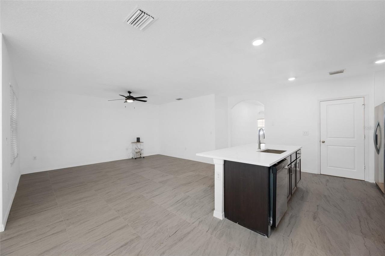605 Blue Point Dr - Photo 3 of 50