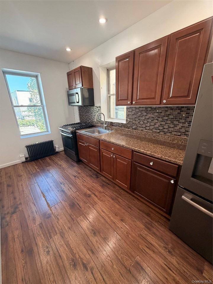 1226 Saint Lawrence Ave #2 - Photo 6 of 8