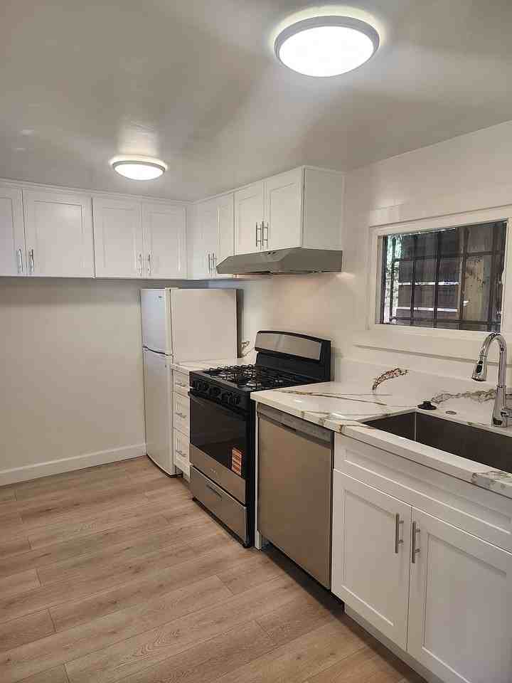 720 N Genesee Ave #1 - Photo 4 of 5