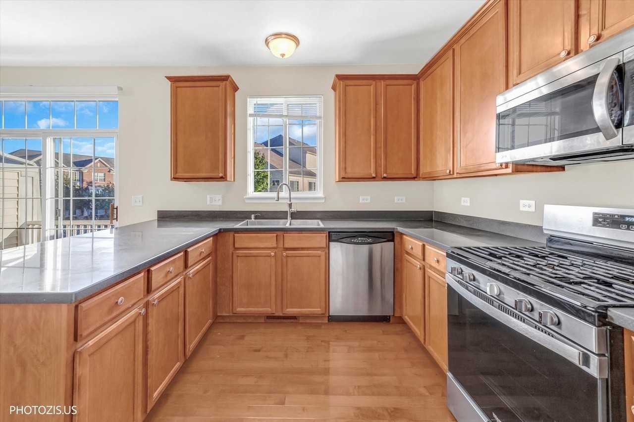 1717 Maple Ave - Photo 4 of 43
