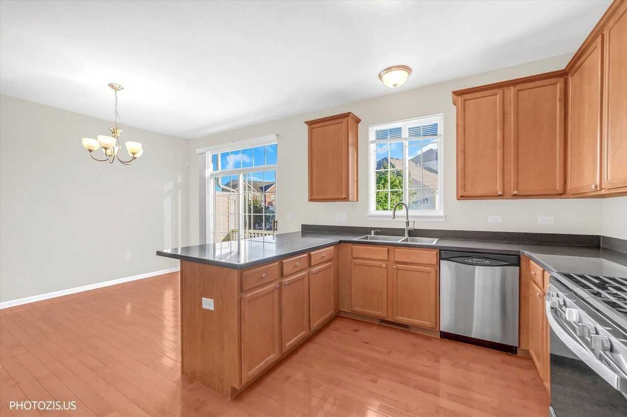 1717 Maple Ave - Photo 5 of 43