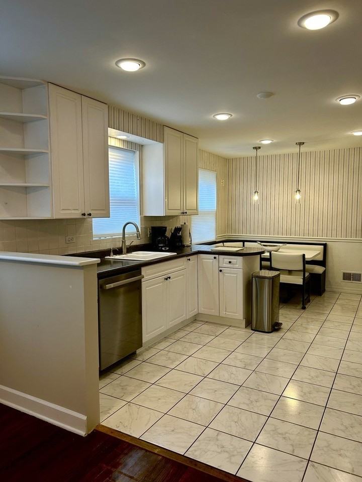 2918 W Hollywood Ave #2 - Photo 3 of 19