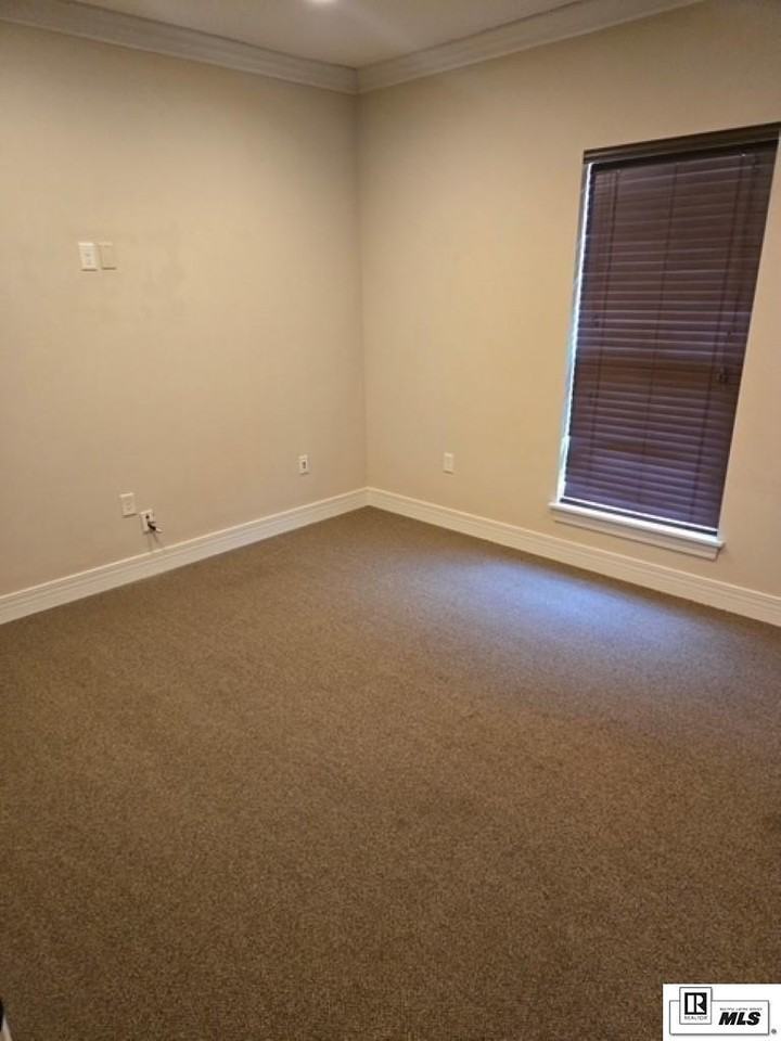 117 Julia St - Photo 4 of 9