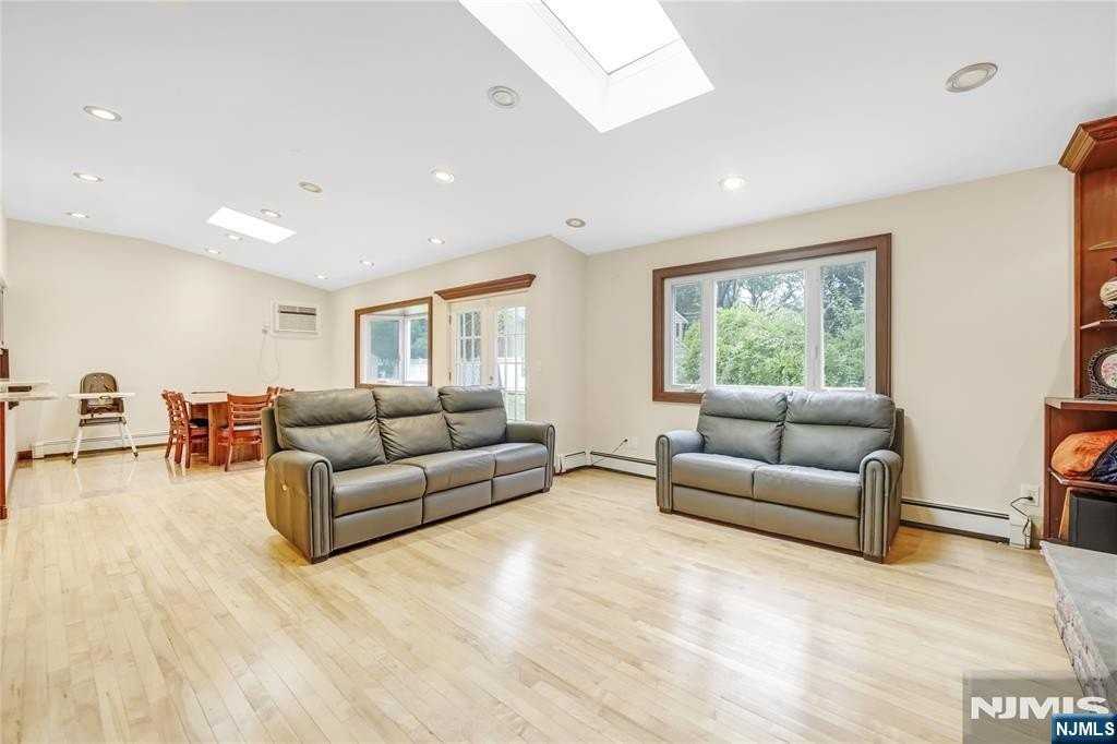99 Lambert Pl - Photo 7 of 24