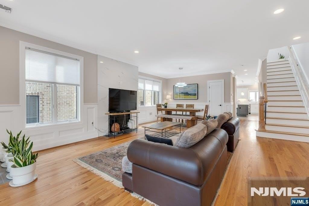 469 9th St #A - Photo 2 of 25