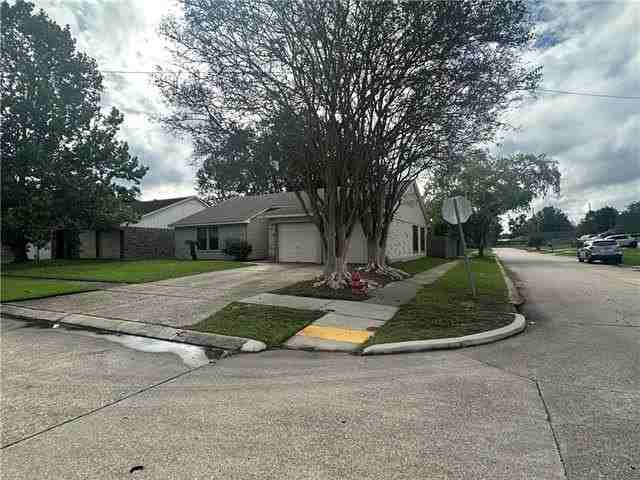 101 Celeste Cir - Photo 2 of 11