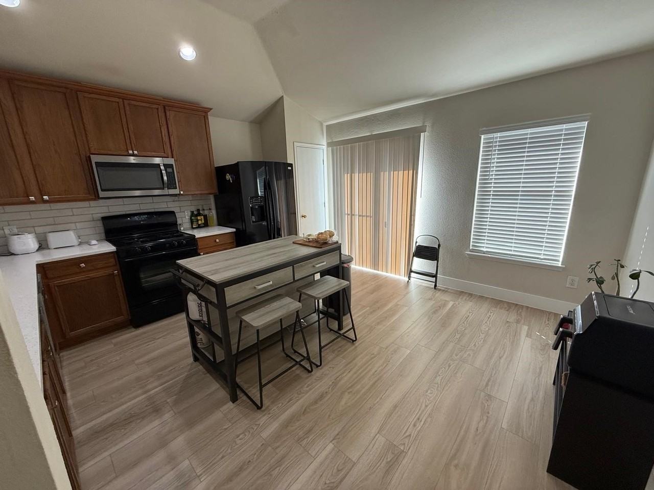 9005 Wareham Dr - Photo 4 of 31