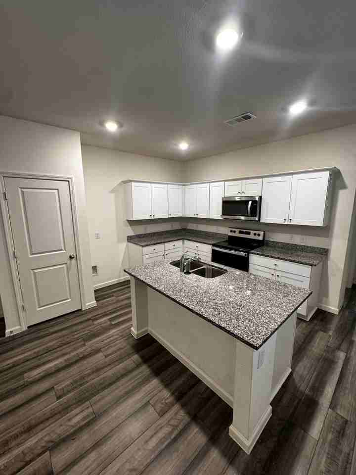 1813 Chapel Hill Rd - Photo 4 of 20
