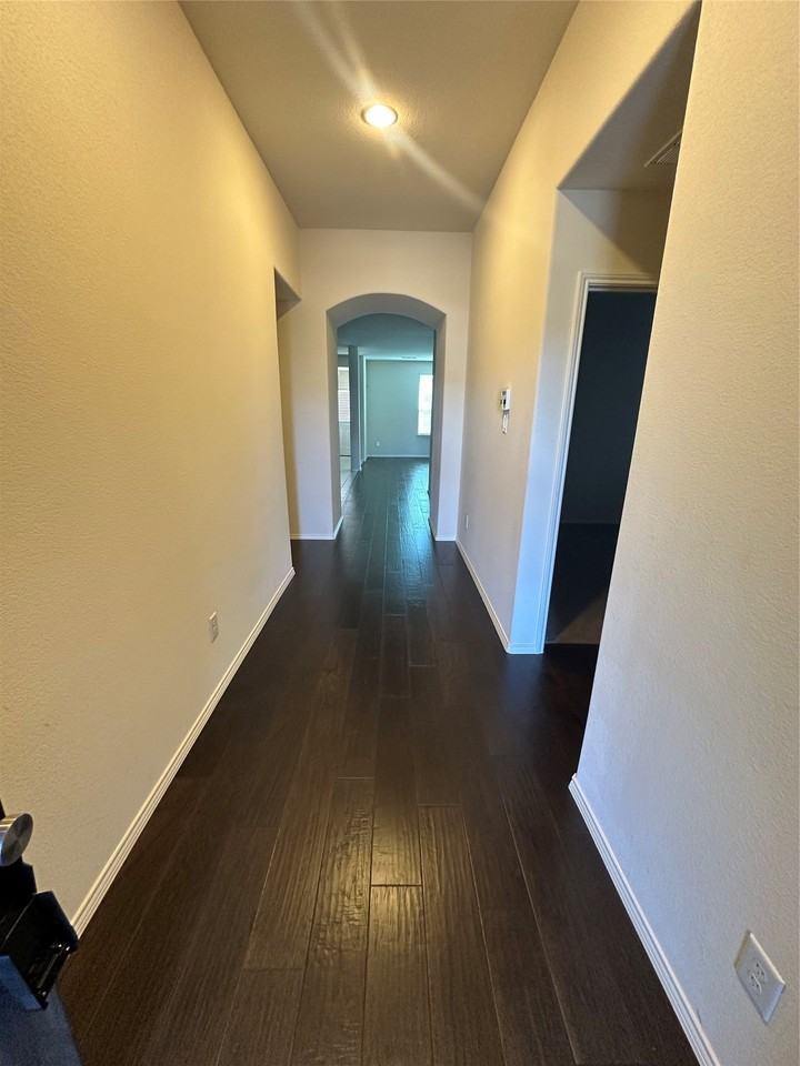 1813 6th St - Photo 4 of 40