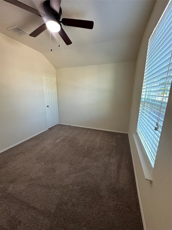 1813 6th St - Photo 6 of 40
