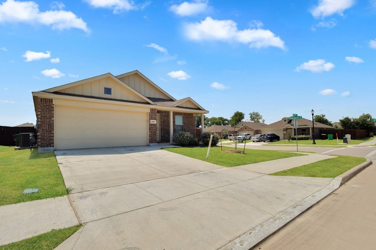 2804 Eppright Dr - Photo 2 of 23