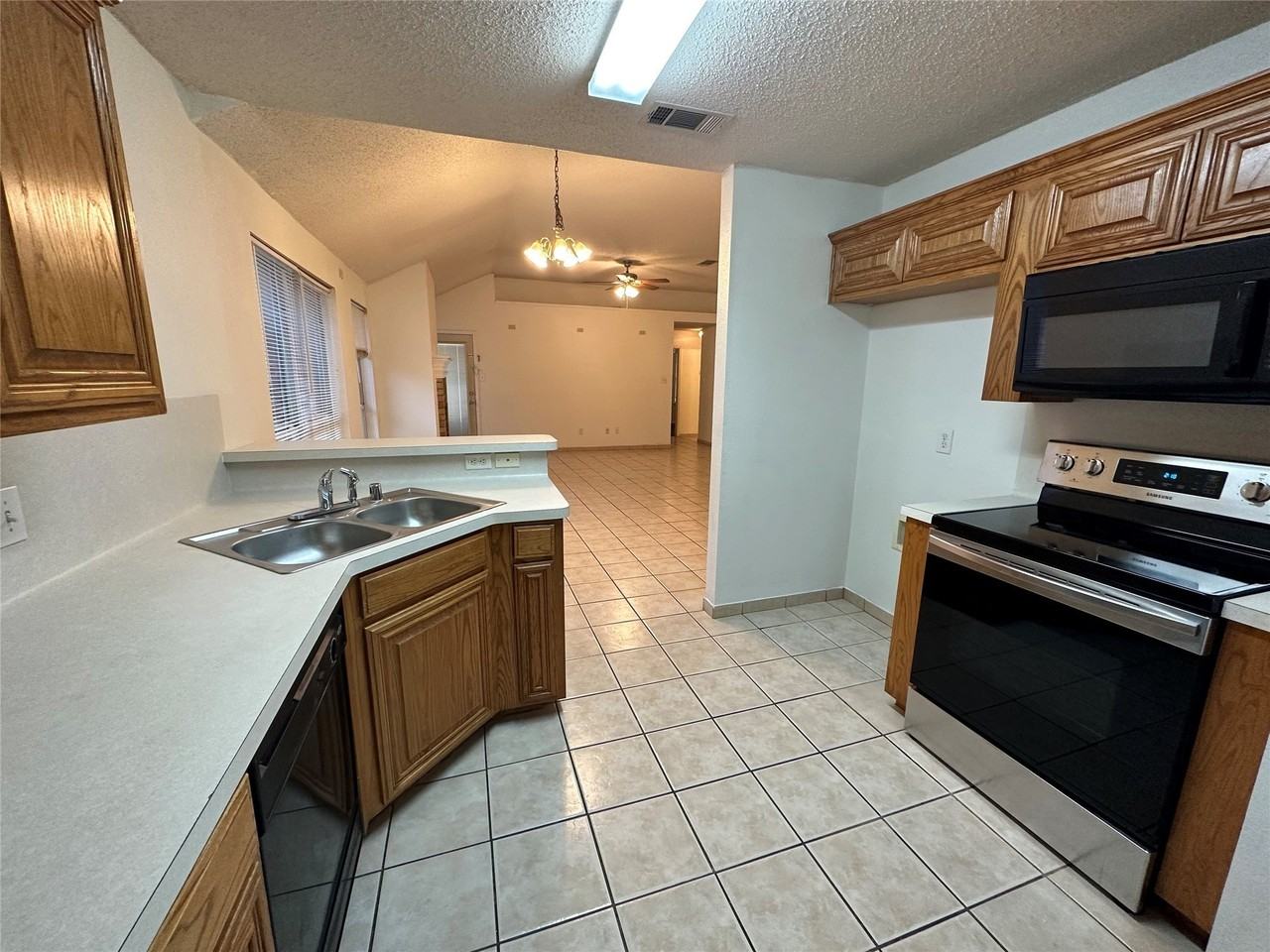 12216 Rolling Ridge Dr - Photo 3 of 5