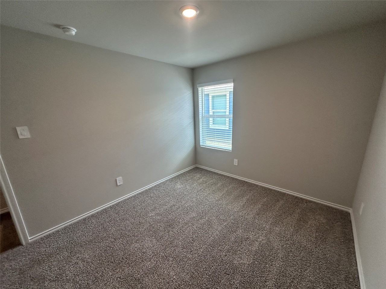 5549 Rollins Dr - Photo 7 of 15