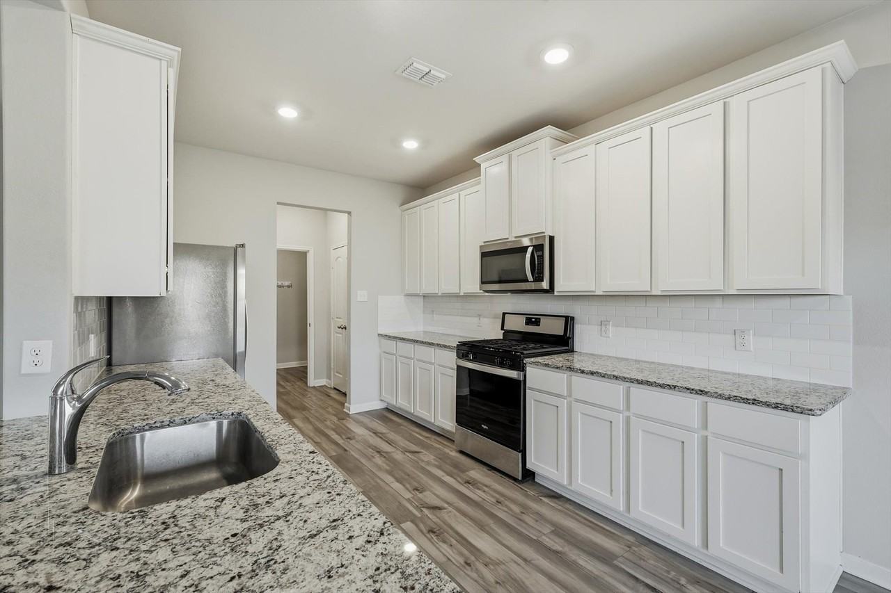 2029 Yarbrough Dr - Photo 6 of 22