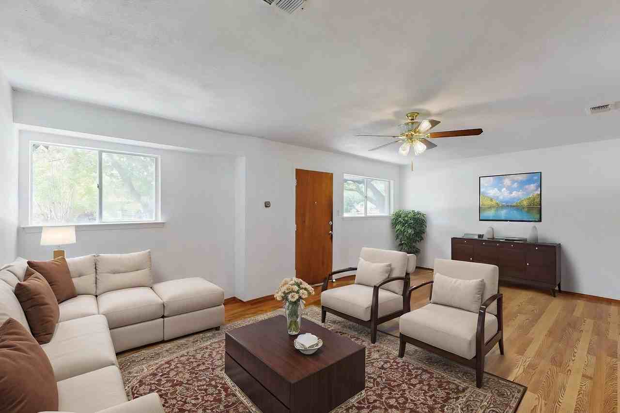 304 Nw Summercrest Blvd - Photo 4 of 25