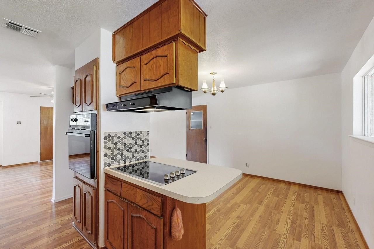 304 Nw Summercrest Blvd - Photo 7 of 25
