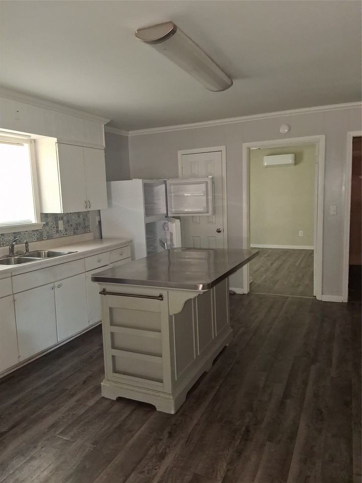 509 E Martin St - Photo 7 of 9