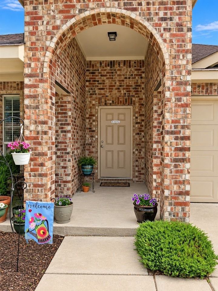1121 Lake Hollow Dr - Photo 2 of 18