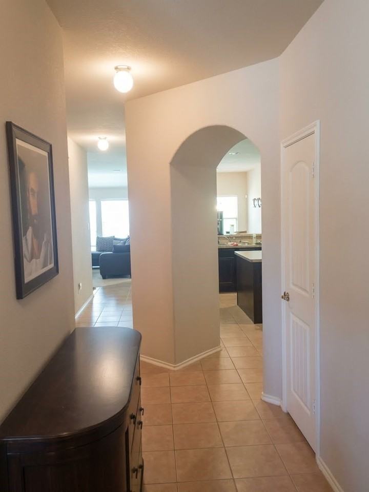 1121 Lake Hollow Dr - Photo 3 of 18
