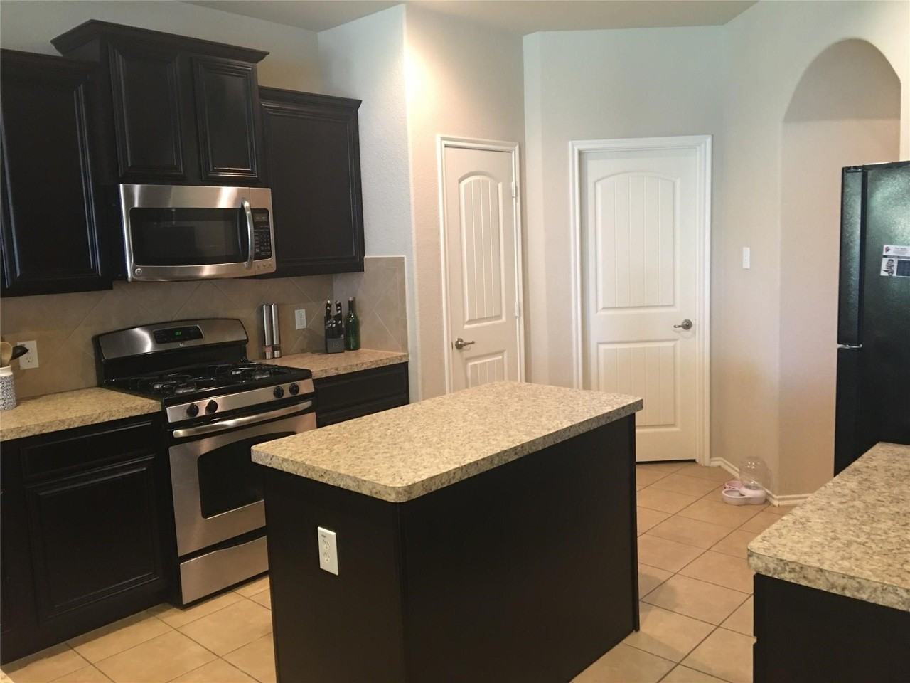 1121 Lake Hollow Dr - Photo 4 of 18