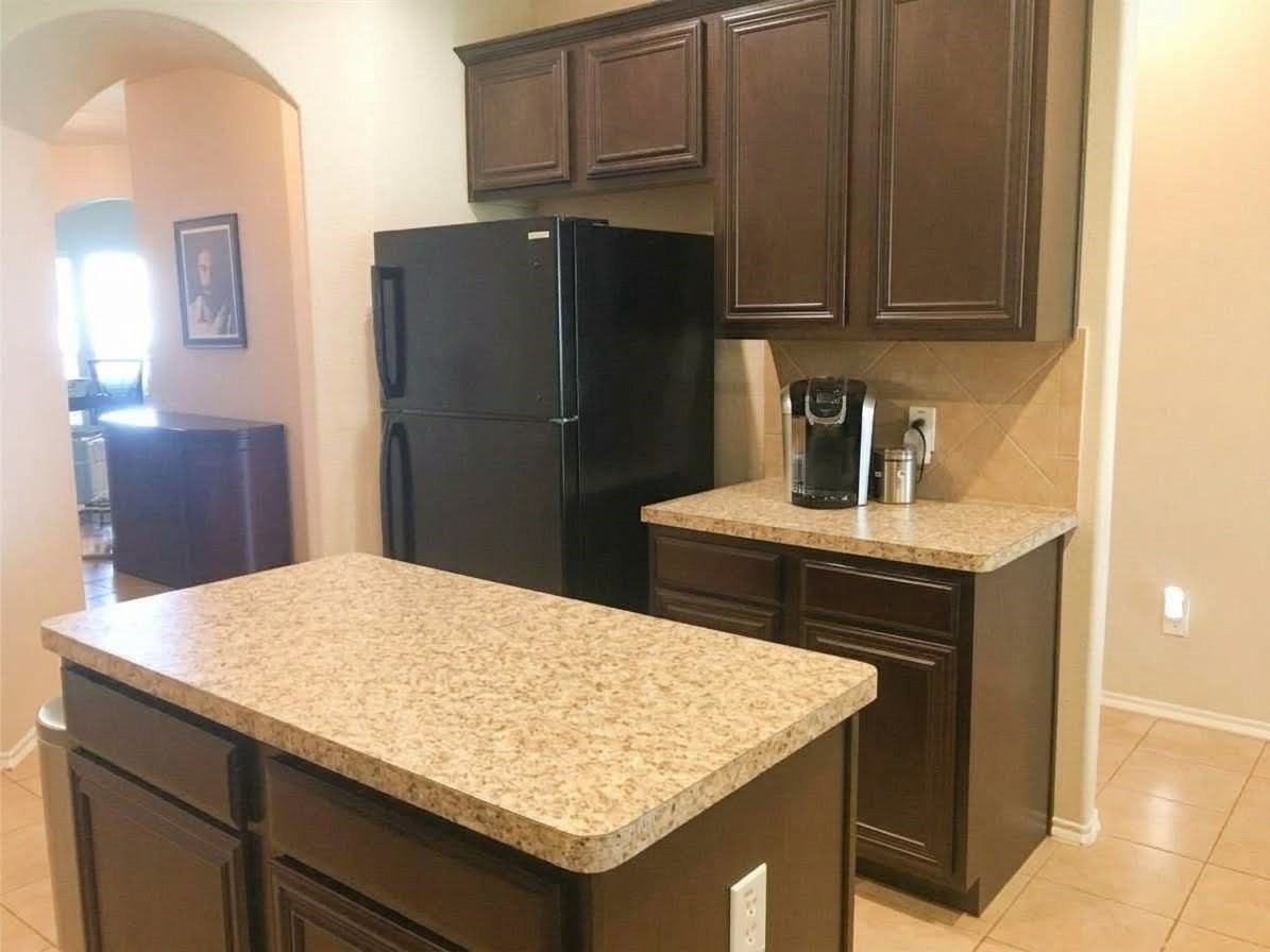 1121 Lake Hollow Dr - Photo 5 of 18