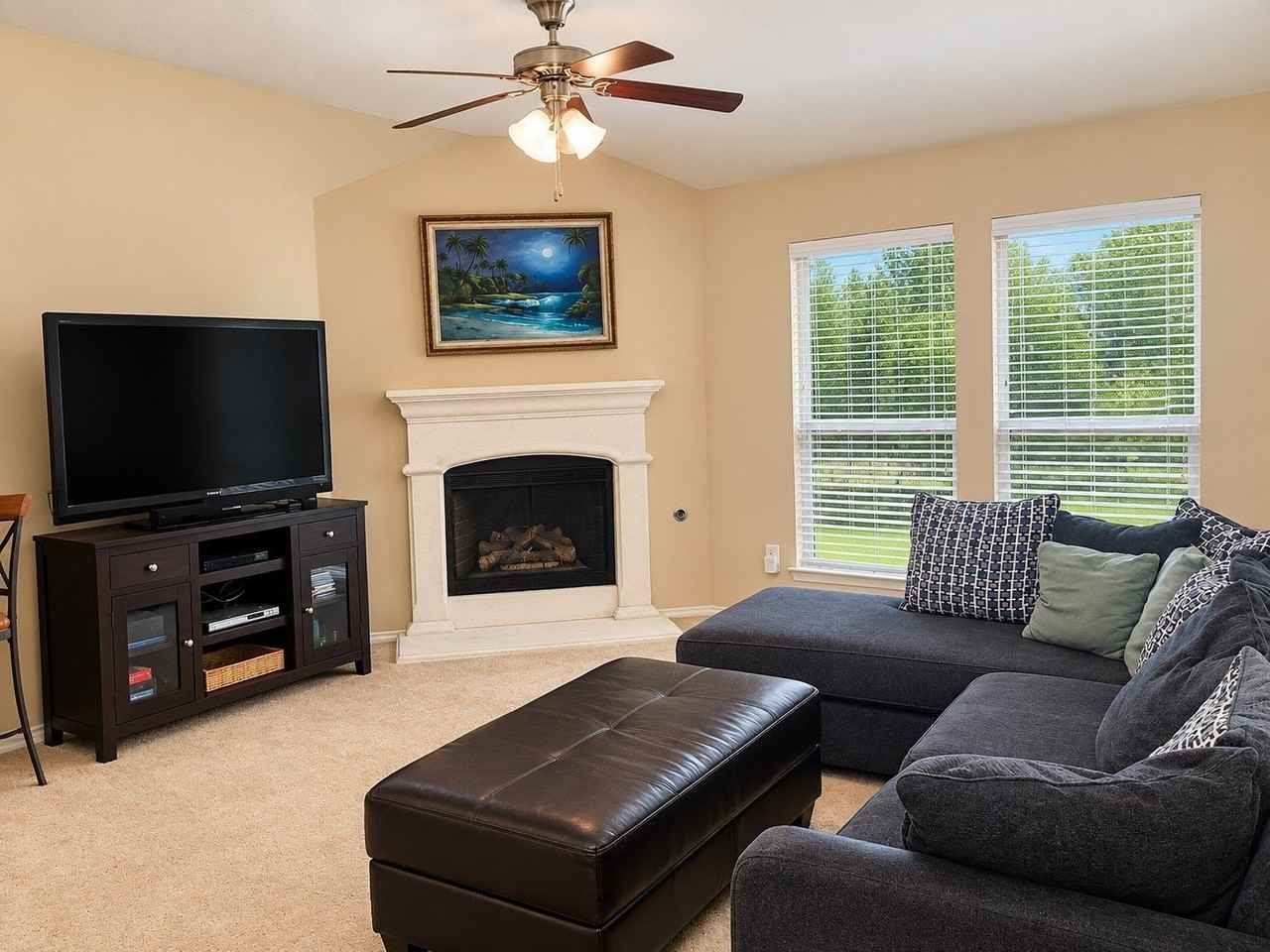 1121 Lake Hollow Dr - Photo 7 of 18