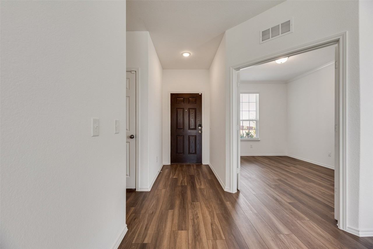 711 Puma St - Photo 5 of 32