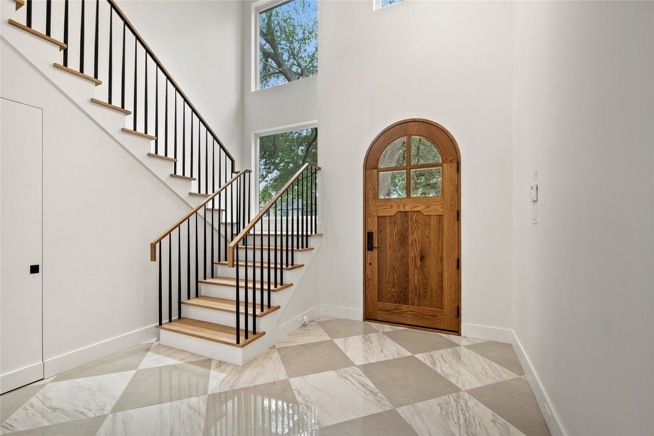 8730 Rexford Dr - Photo 3 of 40