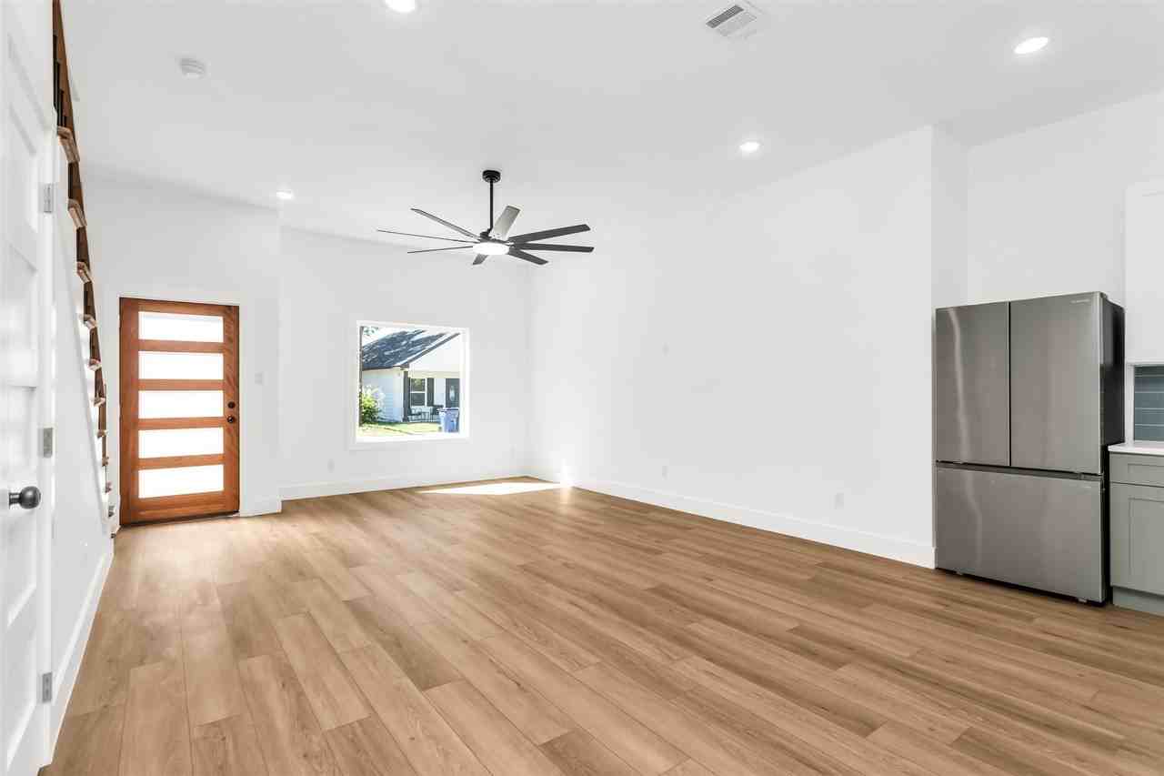 300 Henry St - Photo 7 of 29
