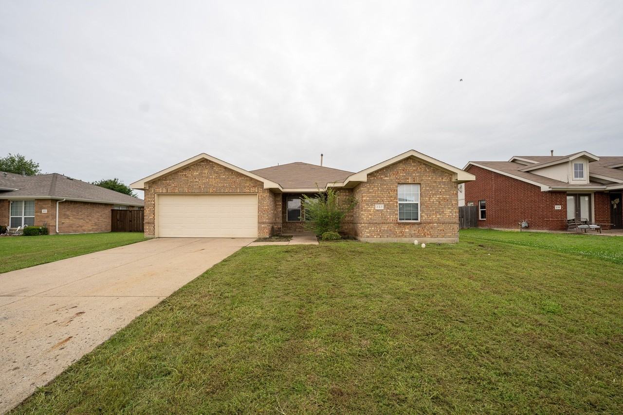 233 Willow Creek Ln - Photo 2 of 15