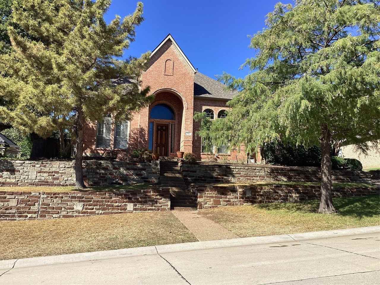 917 Excalibur Dr - Photo 2 of 40