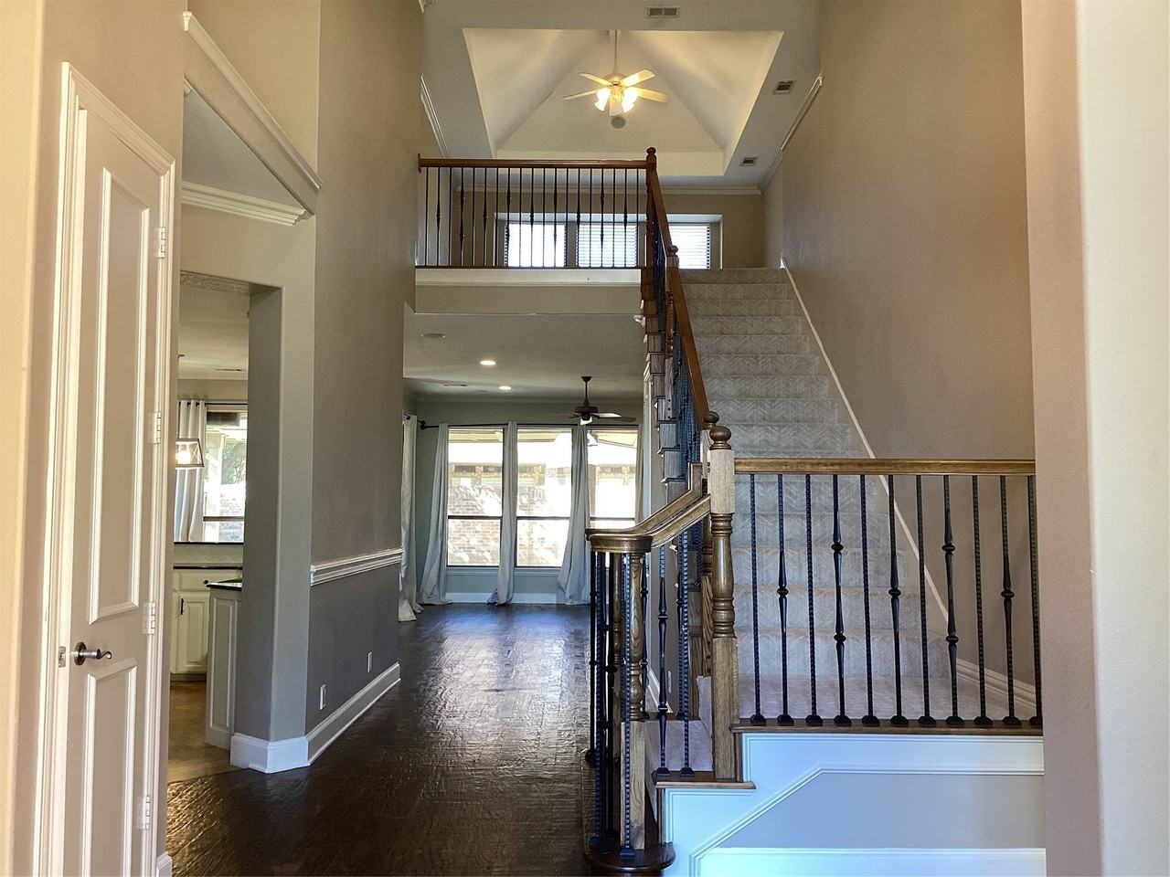 917 Excalibur Dr - Photo 3 of 40